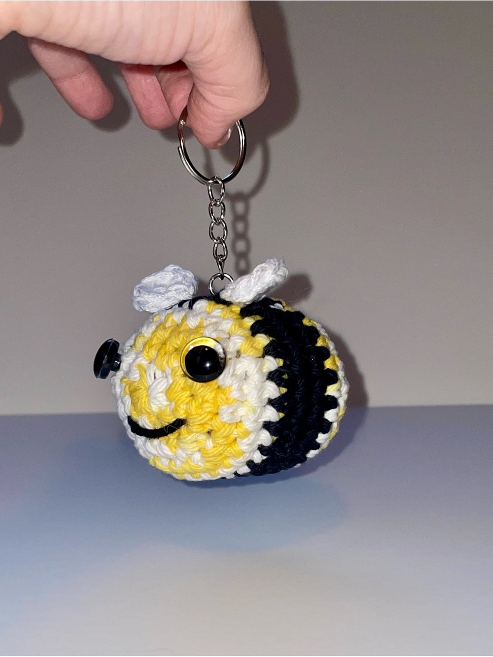 Handmade Crochet mini Bee keychain - Yellow, White & Black - long smile embroidy - Picture 9 of 15